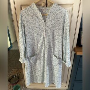 Never worn zip up bath robe.